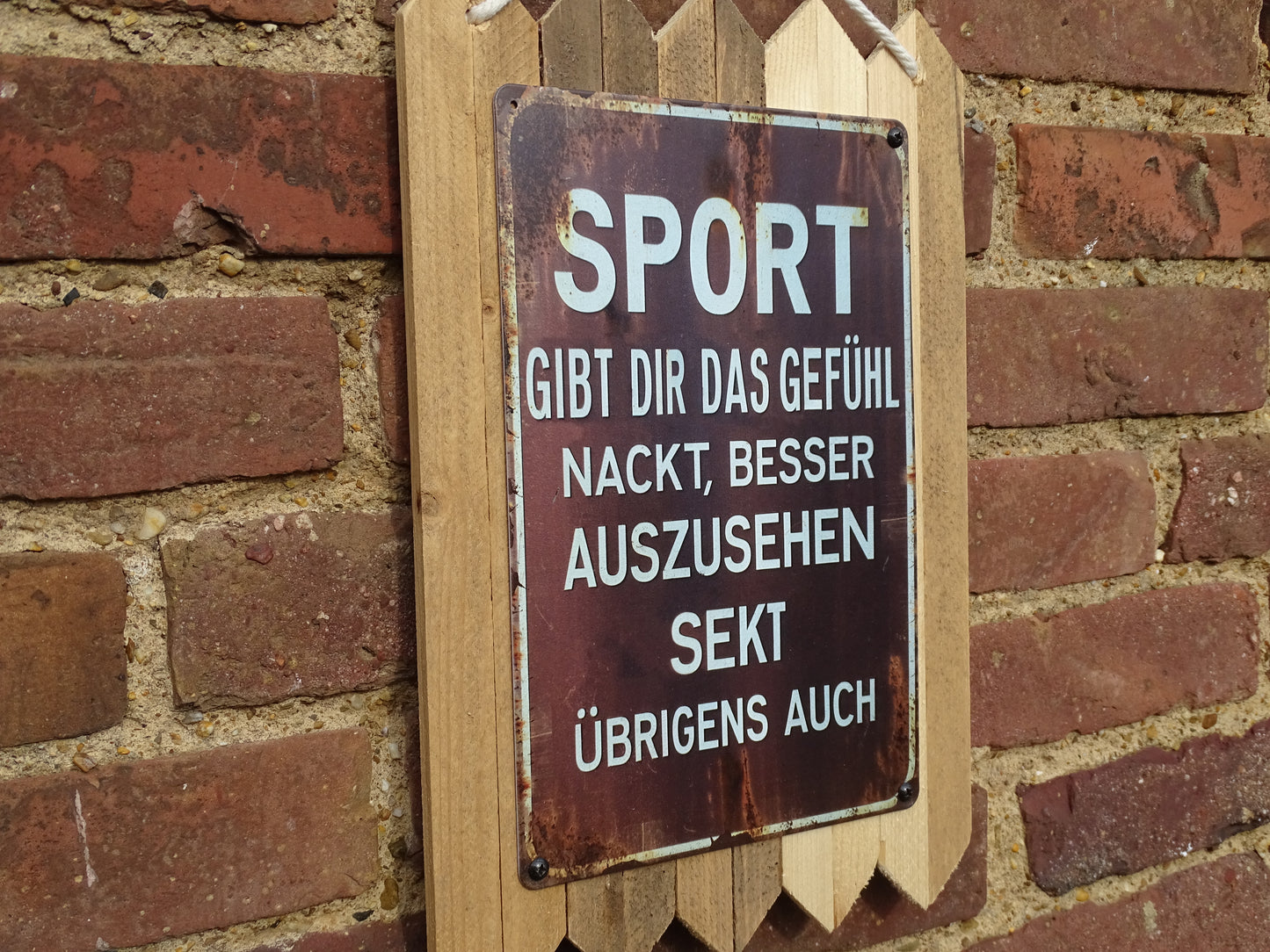 Blechschild Spruch lustig – Sport gibt dir das Gefühl nackt besser auszusehen – Wanddeko aus Altholz 40 x 25 cm