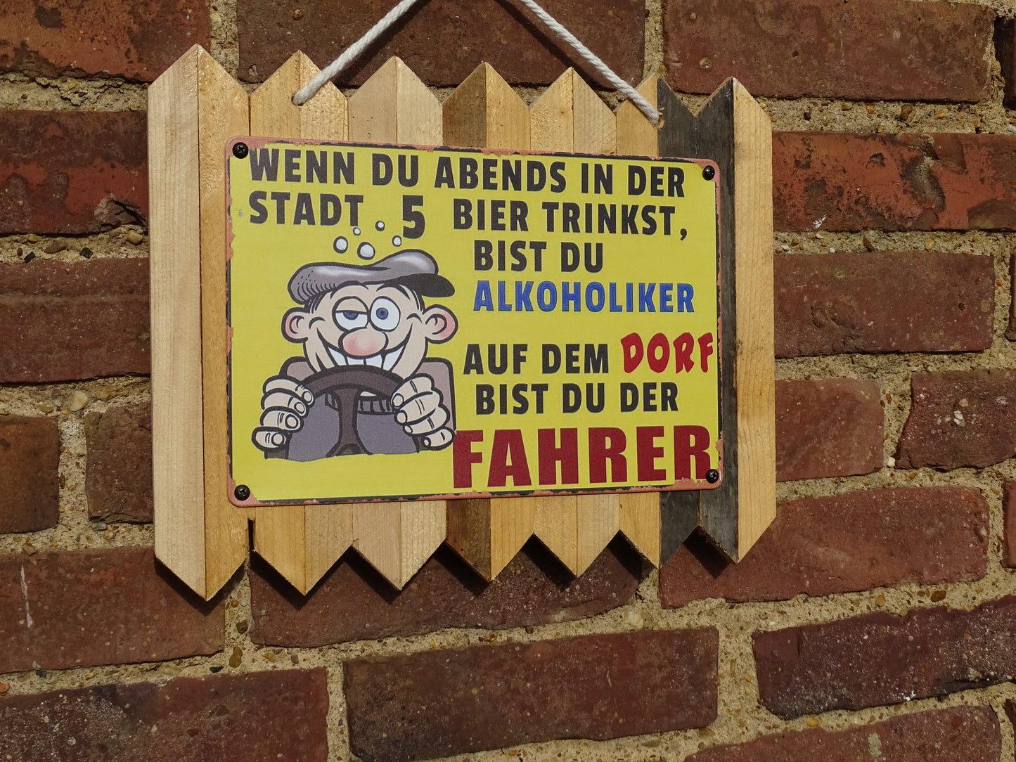 Lustiges Blechschild Spruch – Dorf Fahrer Humor – Witzige Wanddeko Garten Zaun – Geschenk Männer Freunde – Altholz Vintage