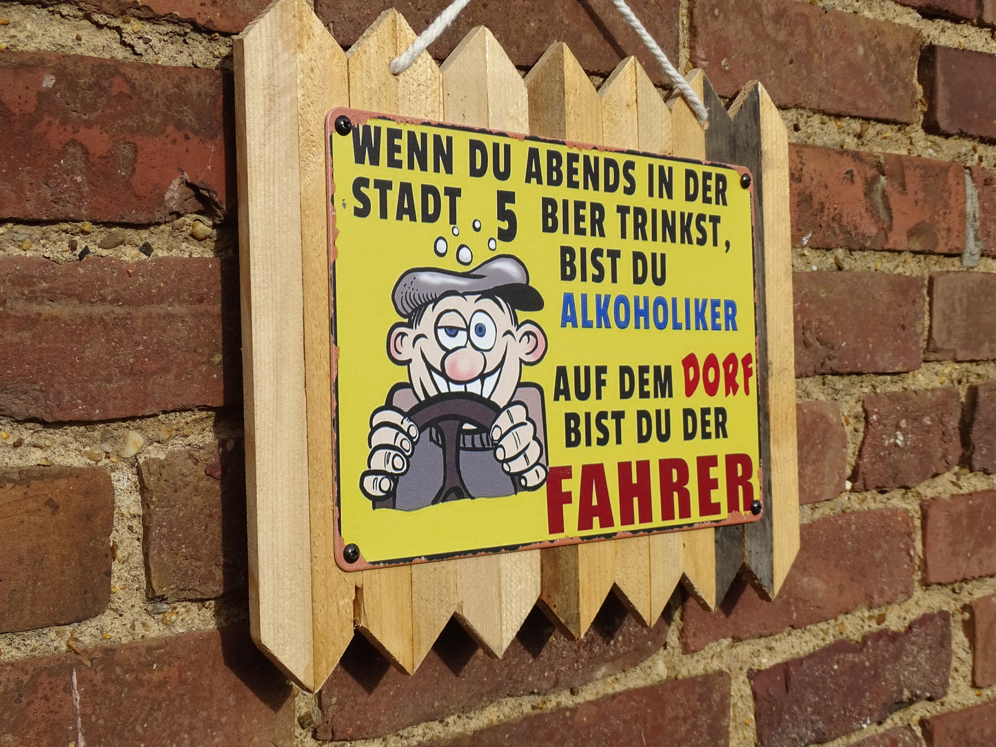Lustiges Blechschild Spruch – Dorf Fahrer Humor – Witzige Wanddeko Garten Zaun – Geschenk Männer Freunde – Altholz Vintage