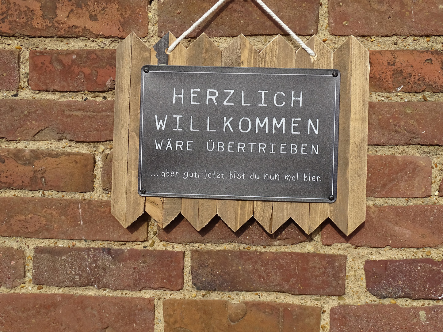 Lustiges Blechschild Spruch Willkommensschild – Blechschild mit Spruch ‚Herzlich Willkommen wäre übertrieben‘ | Vintage Wand & Türdeko Geschenkidee 35 x 25 cm