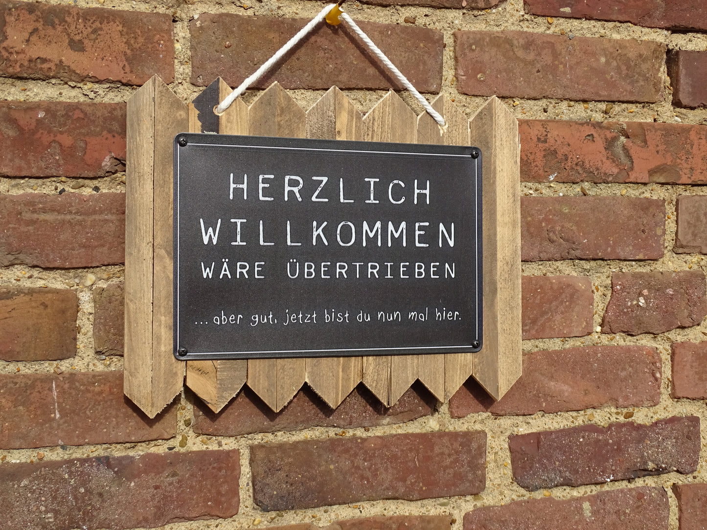 Lustiges Blechschild Spruch Willkommensschild – Blechschild mit Spruch ‚Herzlich Willkommen wäre übertrieben‘ | Vintage Wand & Türdeko Geschenkidee 35 x 25 cm