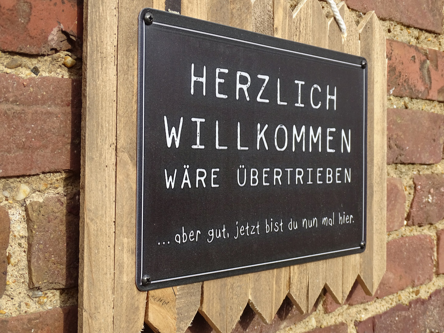 Lustiges Blechschild Spruch Willkommensschild – Blechschild mit Spruch ‚Herzlich Willkommen wäre übertrieben‘ | Vintage Wand & Türdeko Geschenkidee 35 x 25 cm