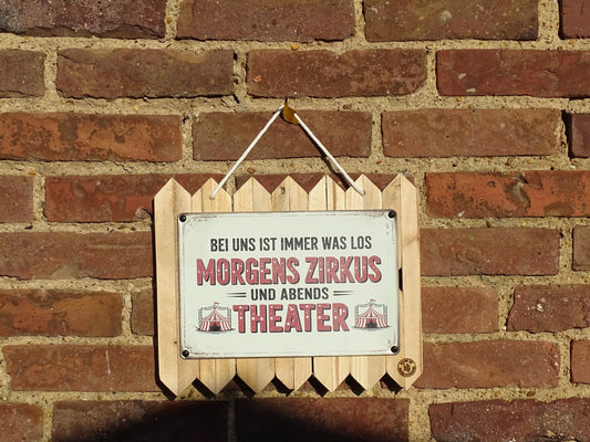 Blechschild auf Altholz Bei uns ist immer was los Morgens Zirkus - Abends Theater Lustige Vintage-Wanddeko & Geschenkidee 35 x 25 cm