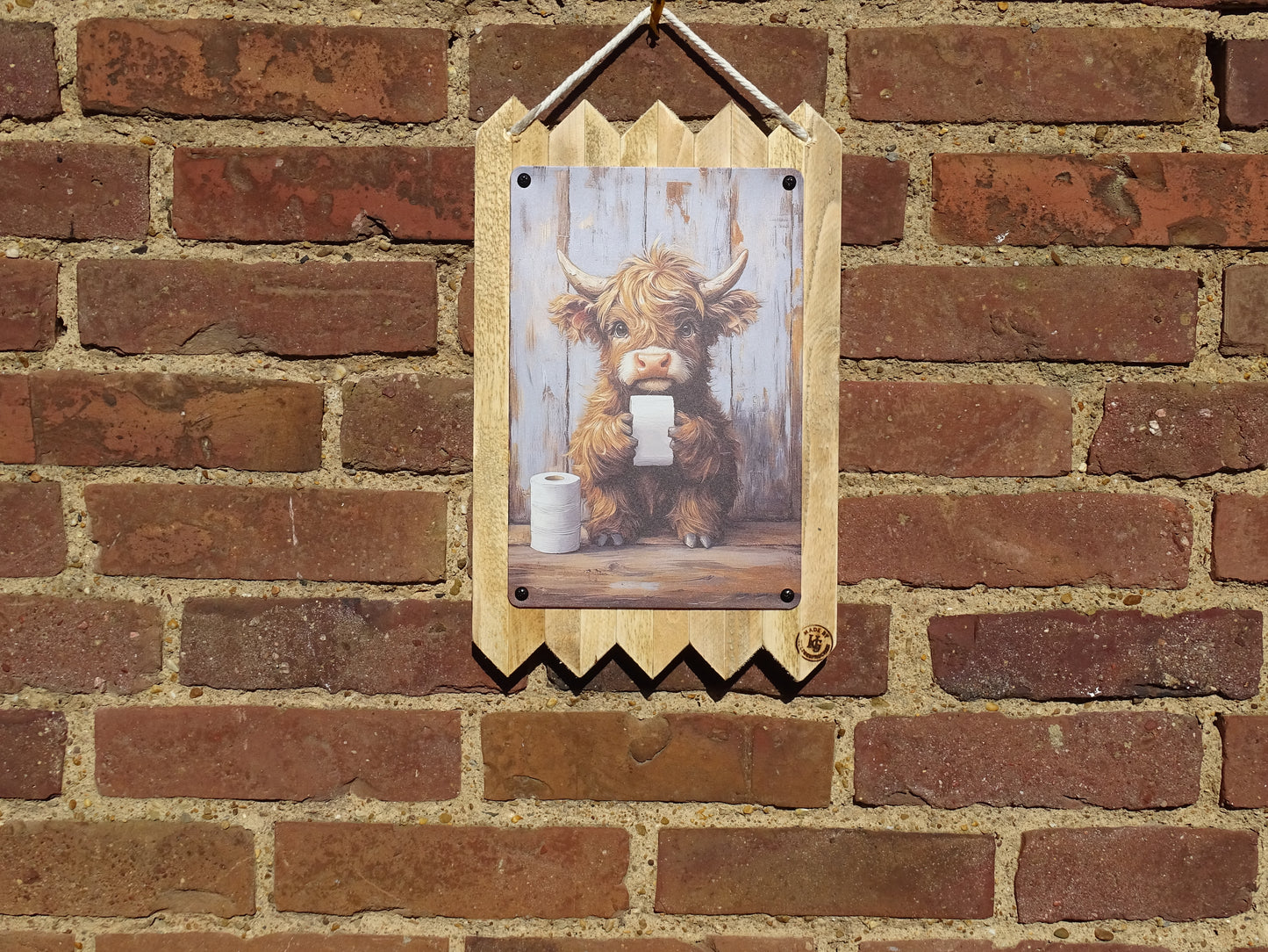 Highland  Rind  - Kuh mit Klopapierrolle – WC & Badezimmer Deko | Vintage Blechschild | 40 c 25 cm - Geschenkidee für Freunde