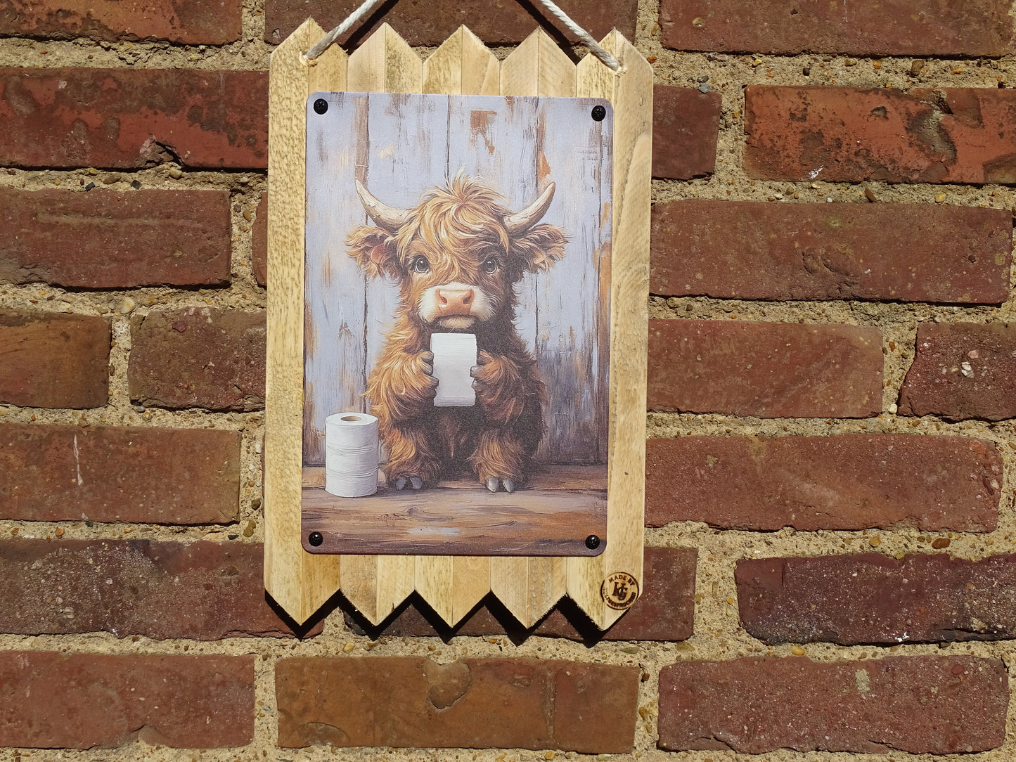 Highland  Rind  - Kuh mit Klopapierrolle – WC & Badezimmer Deko | Vintage Blechschild | 40 c 25 cm - Geschenkidee für Freunde