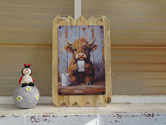 Blechschild Highland Rind mit Klopapierrolle – Lustige WC- Bad Deko auf Altholz 40x25cm
