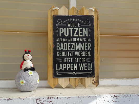 Blechschild auf Altholz" Wollte Putzen bin aber auf dem Weg ins Bad geblitzt worden " Lustige Vintage-Wanddeko & Geschenkidee 40 x 25 cm