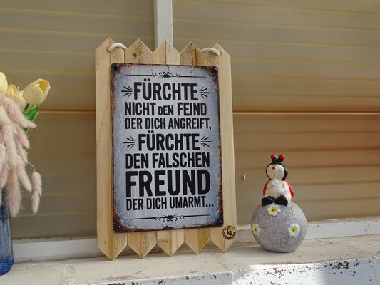 Blechschild auf Altholz Fürchte nicht den Feind Deko Schild Lustige Vintage-Wanddeko & Geschenkidee 40 x 25 cm