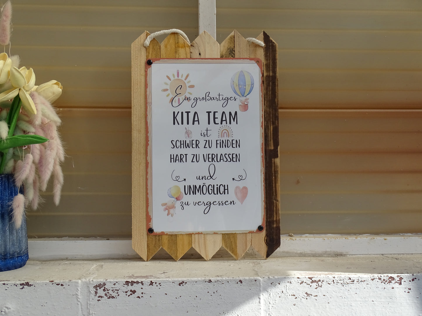 Kita Team Geschenk - Blechschild  „Ein großartiges Kita Team ist schwer zu finden…“ – Erzieher Geschenk Abschied – Kindergarten Deko – Holz