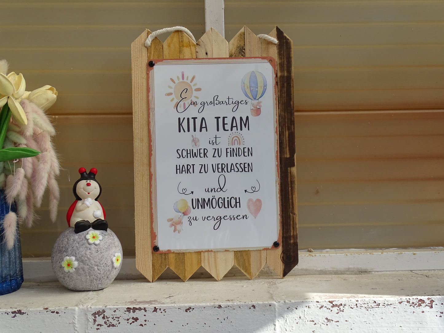 Kita Team Geschenk - Blechschild  „Ein großartiges Kita Team ist schwer zu finden…“ – Erzieher Geschenk Abschied – Kindergarten Deko – Holz