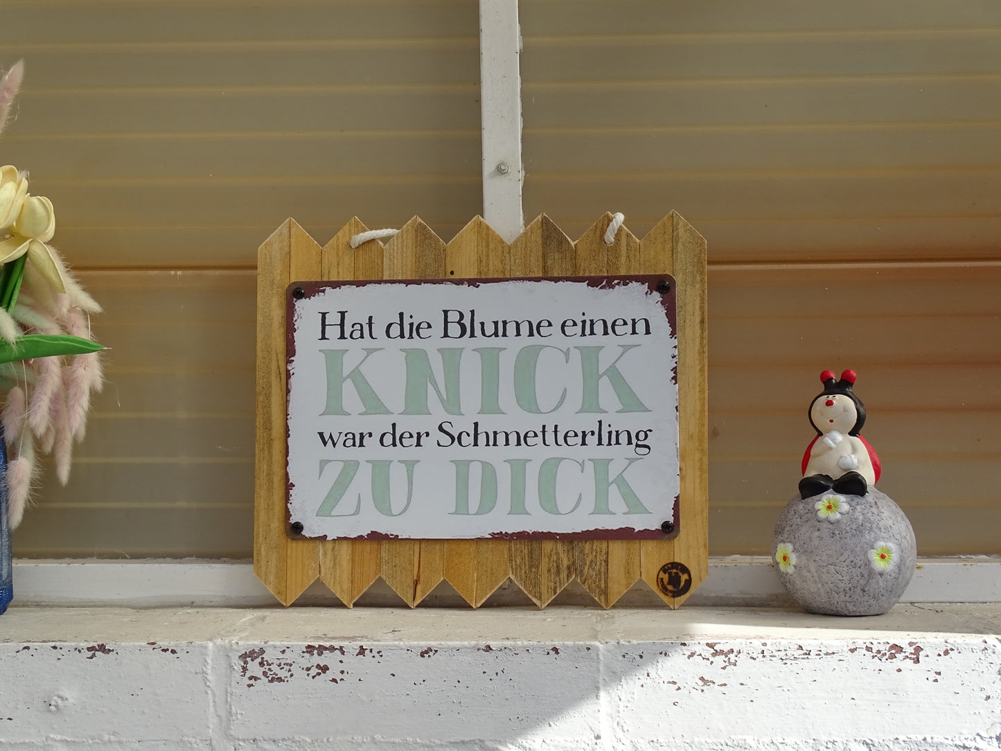 Blechschild  – „Hat die Blume einen Knick, war der Schmetterling zu dick – Lustiges Garten Deko auf Altholz 35 x 25 cm