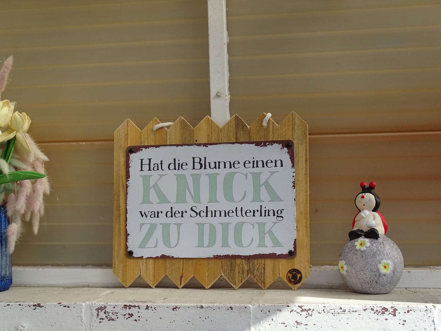 Blechschild  – „Hat die Blume einen Knick, war der Schmetterling zu dick – Lustiges Garten Deko auf Altholz 35 x 25 cm