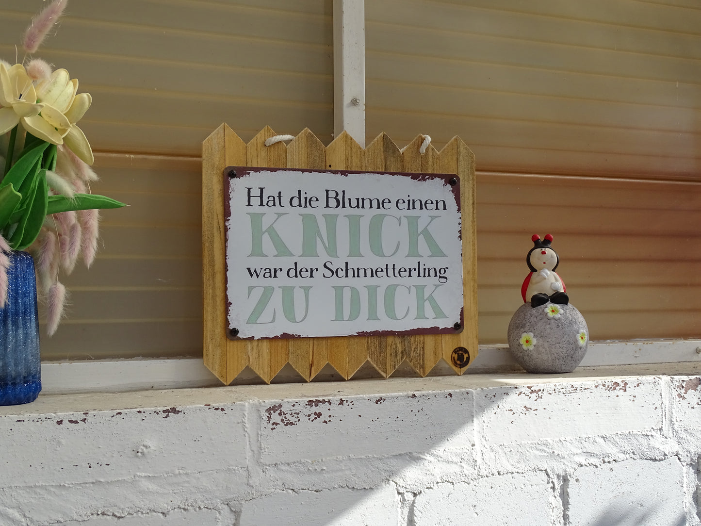 Blechschild  – „Hat die Blume einen Knick, war der Schmetterling zu dick – Lustiges Garten Deko auf Altholz 35 x 25 cm