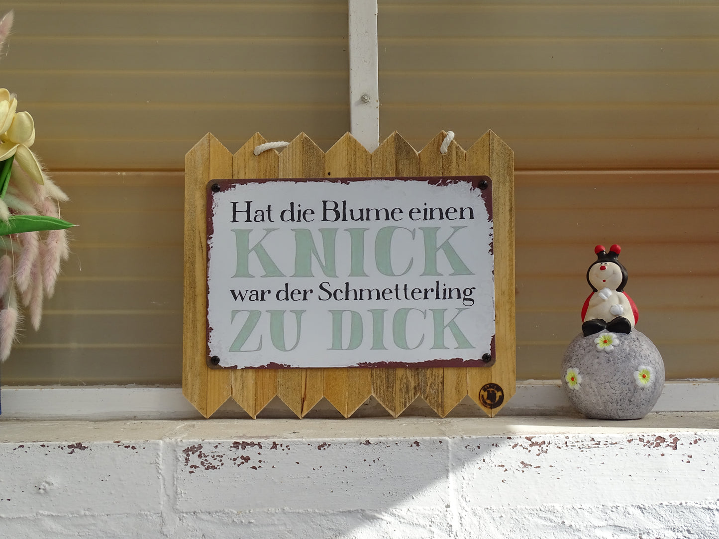 Blechschild  – „Hat die Blume einen Knick, war der Schmetterling zu dick – Lustiges Garten Deko auf Altholz 35 x 25 cm