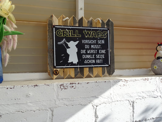 Metallschild auf Holz – „Grill Wars“ – Lustiges BBQ & Grill Deko-Schild 35 x 25 cm