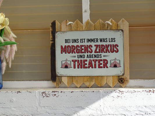 Blechschild auf Altholz Bei uns ist immer was los Morgens Zirkus - Abends Theater Lustige Vintage-Wanddeko & Geschenkidee 35 x 25 cm