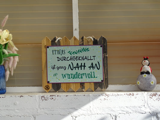 Blechschild " Etwas Durchgeknallt ist Nah an Wundervoll " Handgefertigt auf Altholz 35 x 25 cm