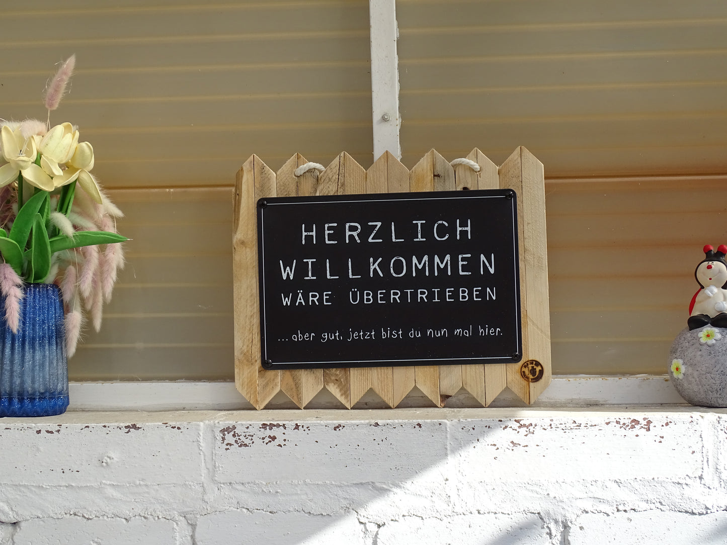 Lustiges Blechschild Spruch Willkommensschild – Blechschild mit Spruch ‚Herzlich Willkommen wäre übertrieben‘ | Vintage Wand & Türdeko Geschenkidee 35 x 25 cm