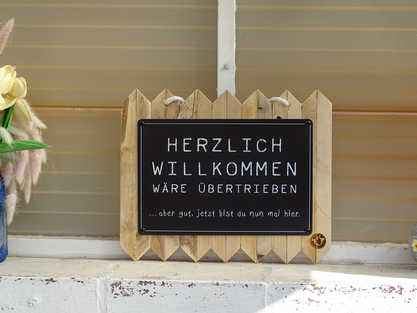 Lustiges Blechschild Spruch Willkommensschild – Blechschild mit Spruch ‚Herzlich Willkommen wäre übertrieben‘ | Vintage Wand & Türdeko Geschenkidee 35 x 25 cm