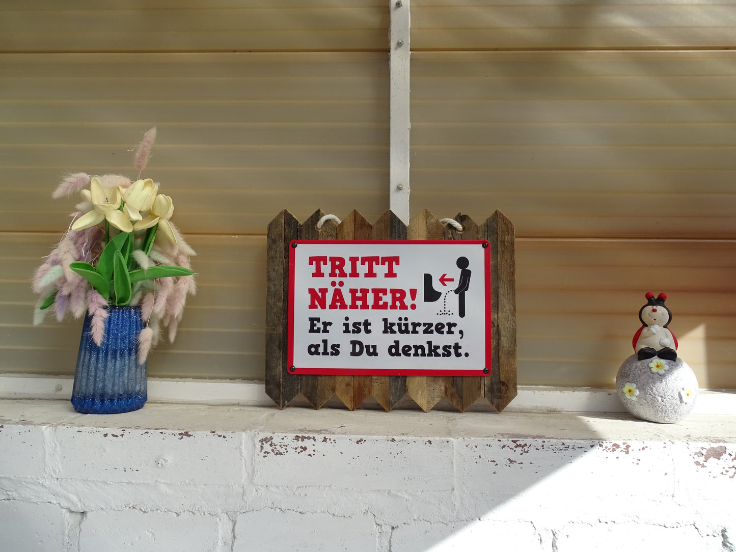 Blechschild - Tritt näher, er ist kürzer als du denkst auf Altholz, einmalige Badezimmer Deko 35 x 25 cm