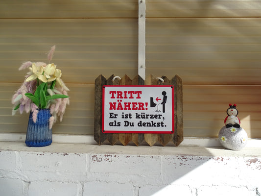 Blechschild - Tritt näher, er ist kürzer als du denkst auf Altholz, einmalige Badezimmer Deko 35 x 25 cm