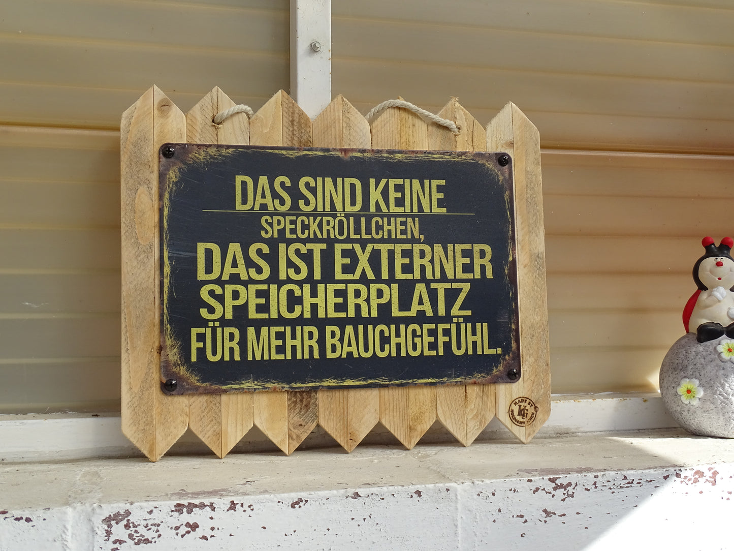 Blechschild Spruch Das sind keine Speckröllchen | Vintage Blechschild mit frechem Spruch – rustikale Wanddeko auf Altholz 35 x 25 cm