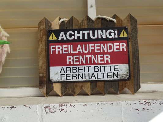 Blechschild - auf Altholz Achtung Freilaufender Rentner -Lustige Vintage-Wanddeko & Geschenkidee 35 x 25 cm