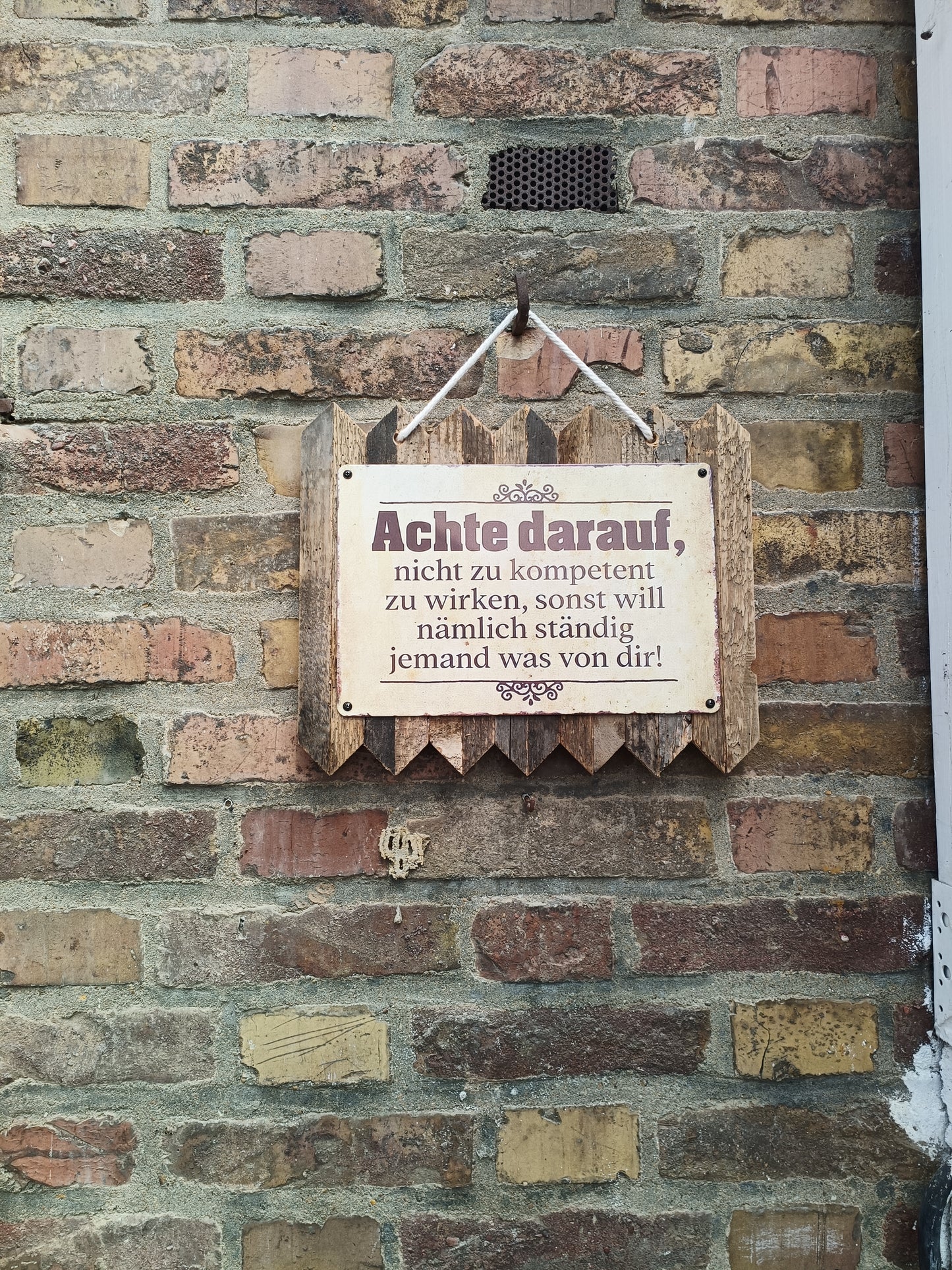 Blechschild " Achte drauf nicht zu Kompetent zu wirken " Handgefertigt auf Altholz