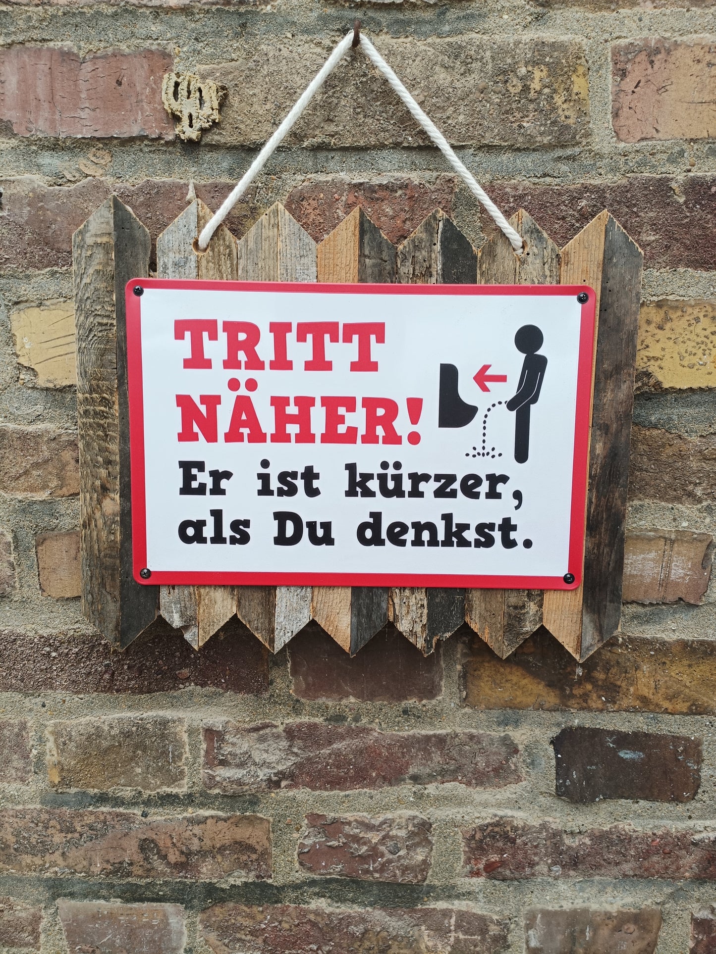 Blechschild - Tritt näher, er ist kürzer als du denkst auf Altholz, einmalige Badezimmer Deko