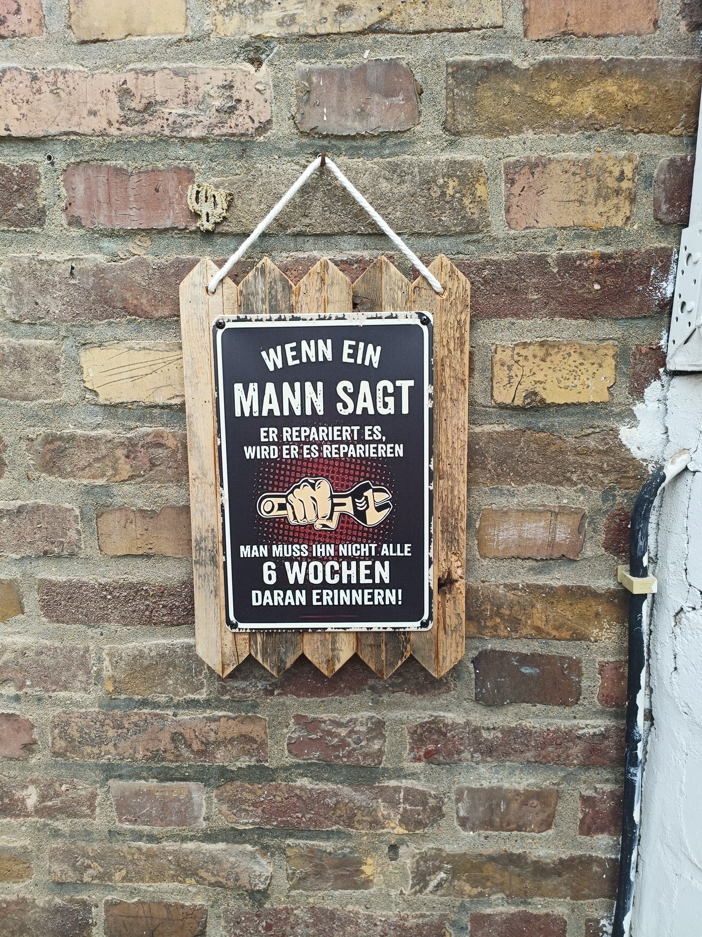 Blechschild  - Wenn ein Mann sagt er repariert es,wird er es reparieren., auf Altholz