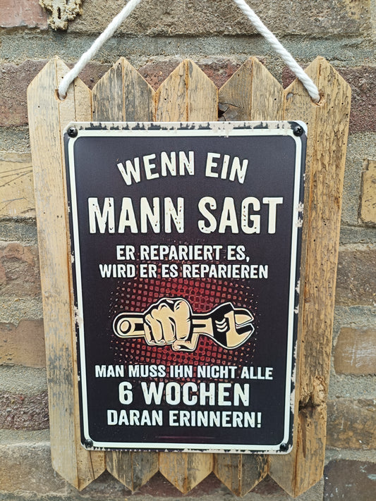 Blechschild  - Wenn ein Mann sagt er repariert es,wird er es reparieren., auf Altholz