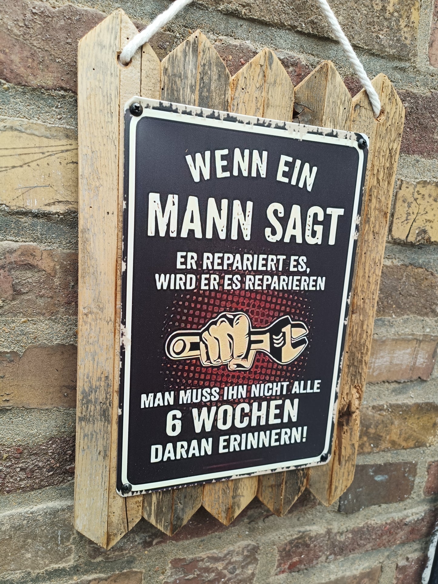 Blechschild  - Wenn ein Mann sagt er repariert es,wird er es reparieren., auf Altholz
