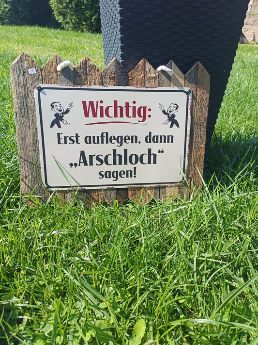 Blechschild  - Erst auflegen, dann Arschloch sagen. auf Altholz