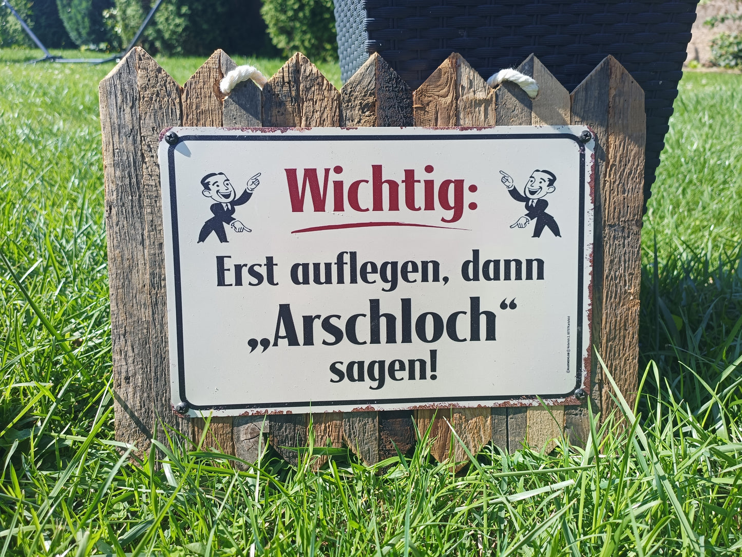 Blechschild  - Erst auflegen, dann Arschloch sagen. auf Altholz