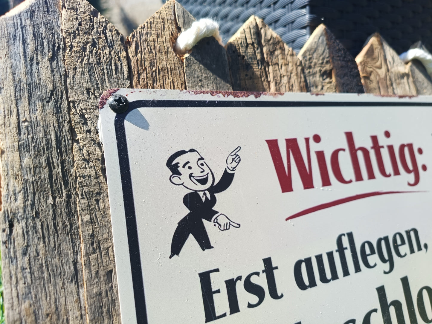 Blechschild  - Erst auflegen, dann Arschloch sagen. auf Altholz