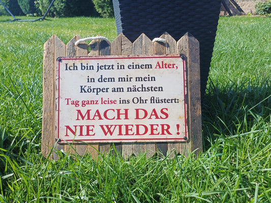 Blechschild " Ich bin jetzt in einem Alter .. " Handgefertigt auf Altholz