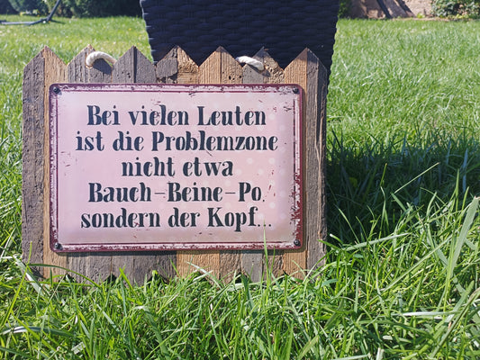 Blechschild  „Bei vielen sind die Problemzonen nicht Bauch, Beine, Po – sondern der Kopf, auf Altholz