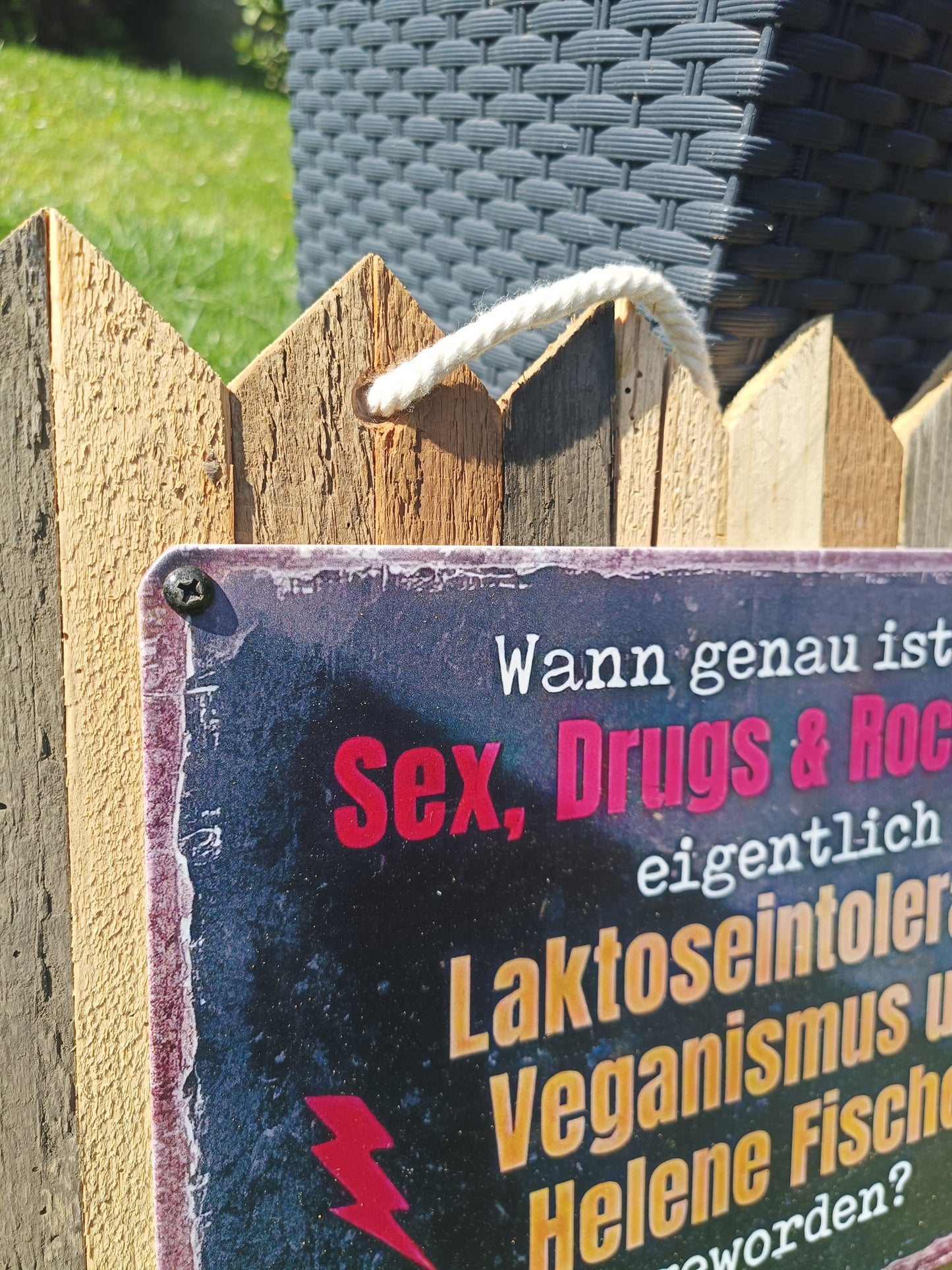 Blechschild  „Wann ist aus Sex, Drugs & Rock ’n’ Roll eigentlich Laktoseintoleranz, Veganismus und Helene Fischer geworden? auf Altholz