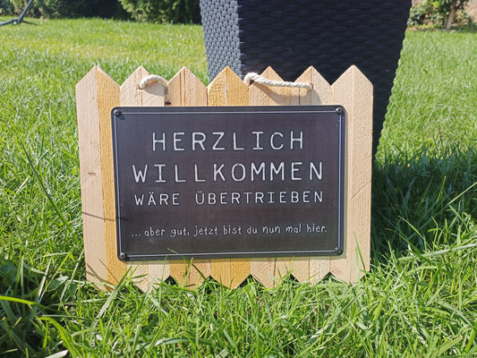 Blechschild  – „Herzlich Willkommen wäre übertrieben …“ – Lustiges Deko-Schild, auf Altholz