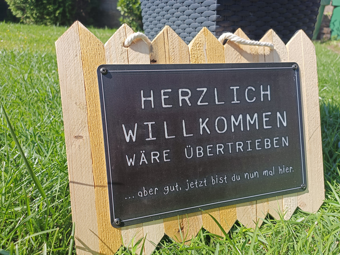 Blechschild  – „Herzlich Willkommen wäre übertrieben …“ – Lustiges Deko-Schild, auf Altholz