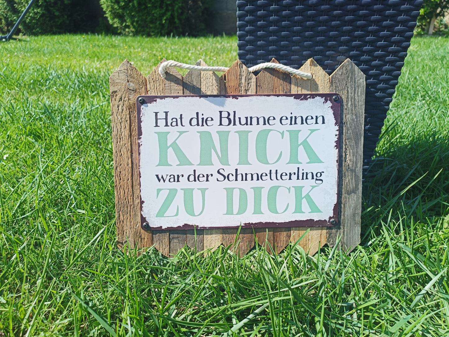 Blechschild  – „Hat die Blume einen Knick, war der Schmetterling zu dick – Lustiges Garten Deko auf Altholz