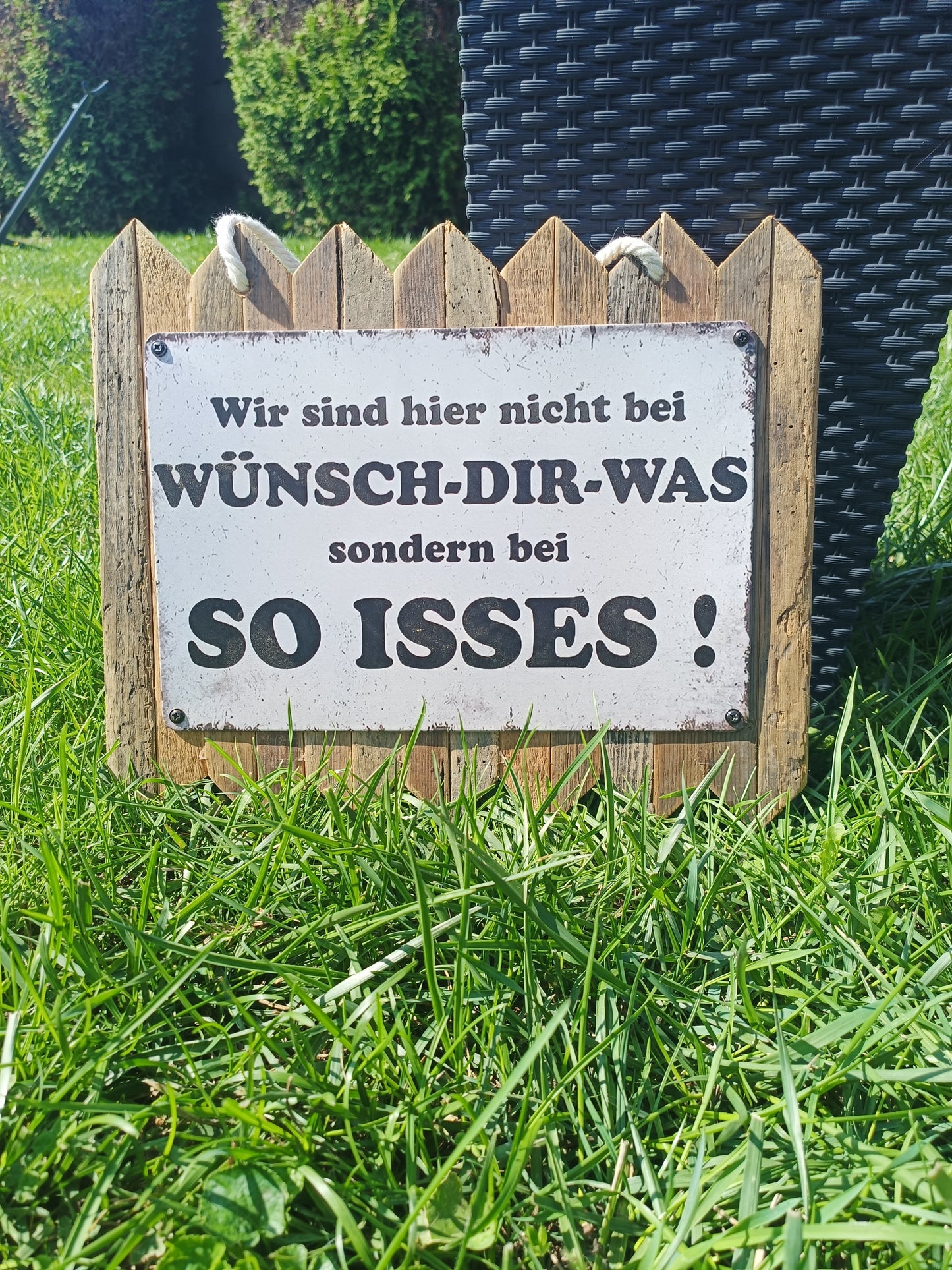 Blechschild " Wir sind hier nicht bei Wünsch Dir was " Handgefertigt auf Altholz