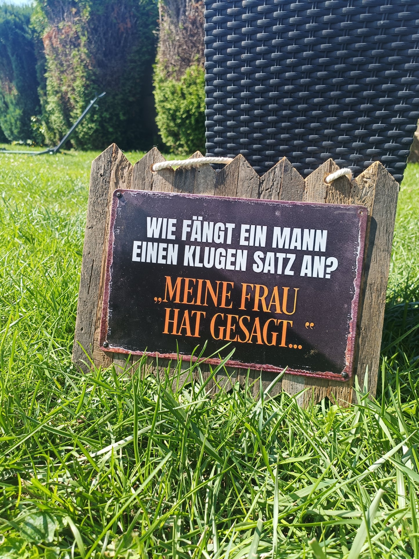 Blechschild  „Wie fängt ein Mann einen klugen Satz an? Meine Frau hat gesagt, auf Altholz
