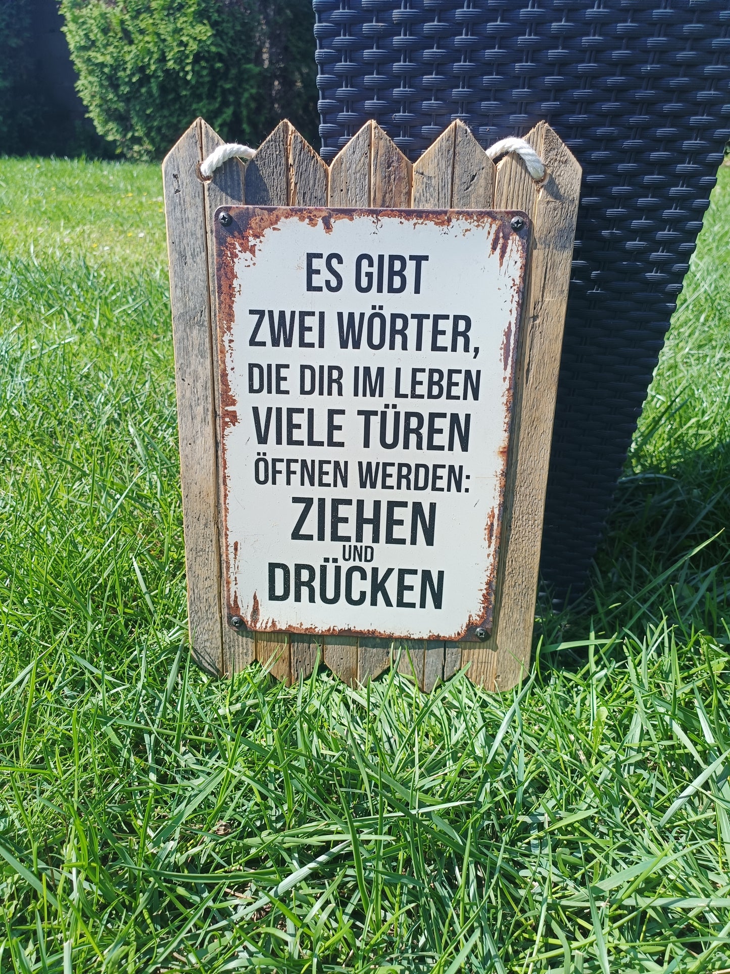 Blechschild  „Es gibt 2 Wörter, die dir viele Türen öffnen: Ziehen und Drücken, auf Altholz
