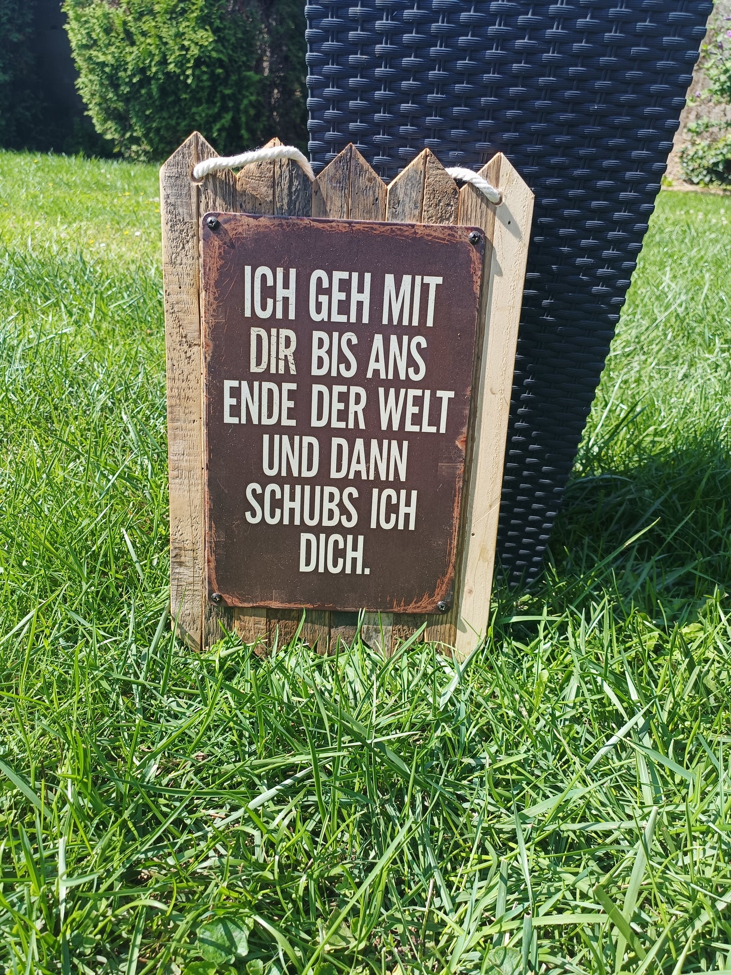 Blechschild  „Ich geh mit dir bis ans Ende der Welt – und dann schubs ich dich, auf Altholz