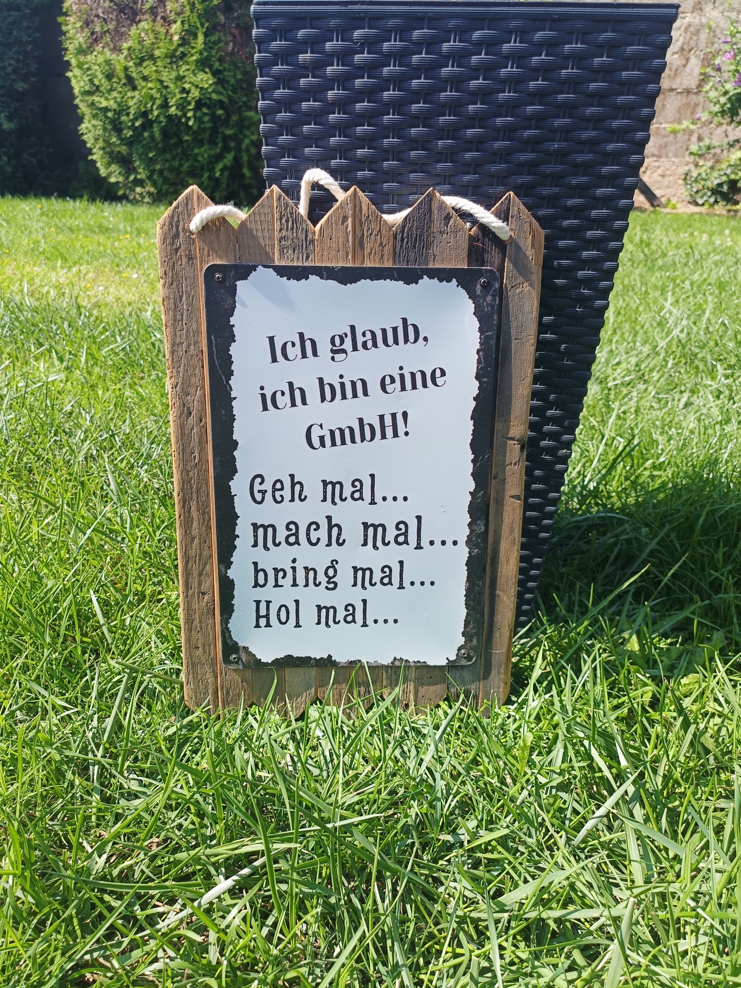 Blechschild „Ich glaub, ich bin eine GmbH“ – Lustiges Wanddeko, auf Altholz