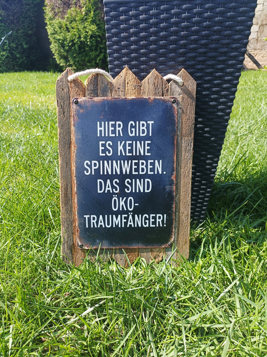 Blechschild " Hier gibt es keine Spinnweben " Handgefertigt auf Altholz