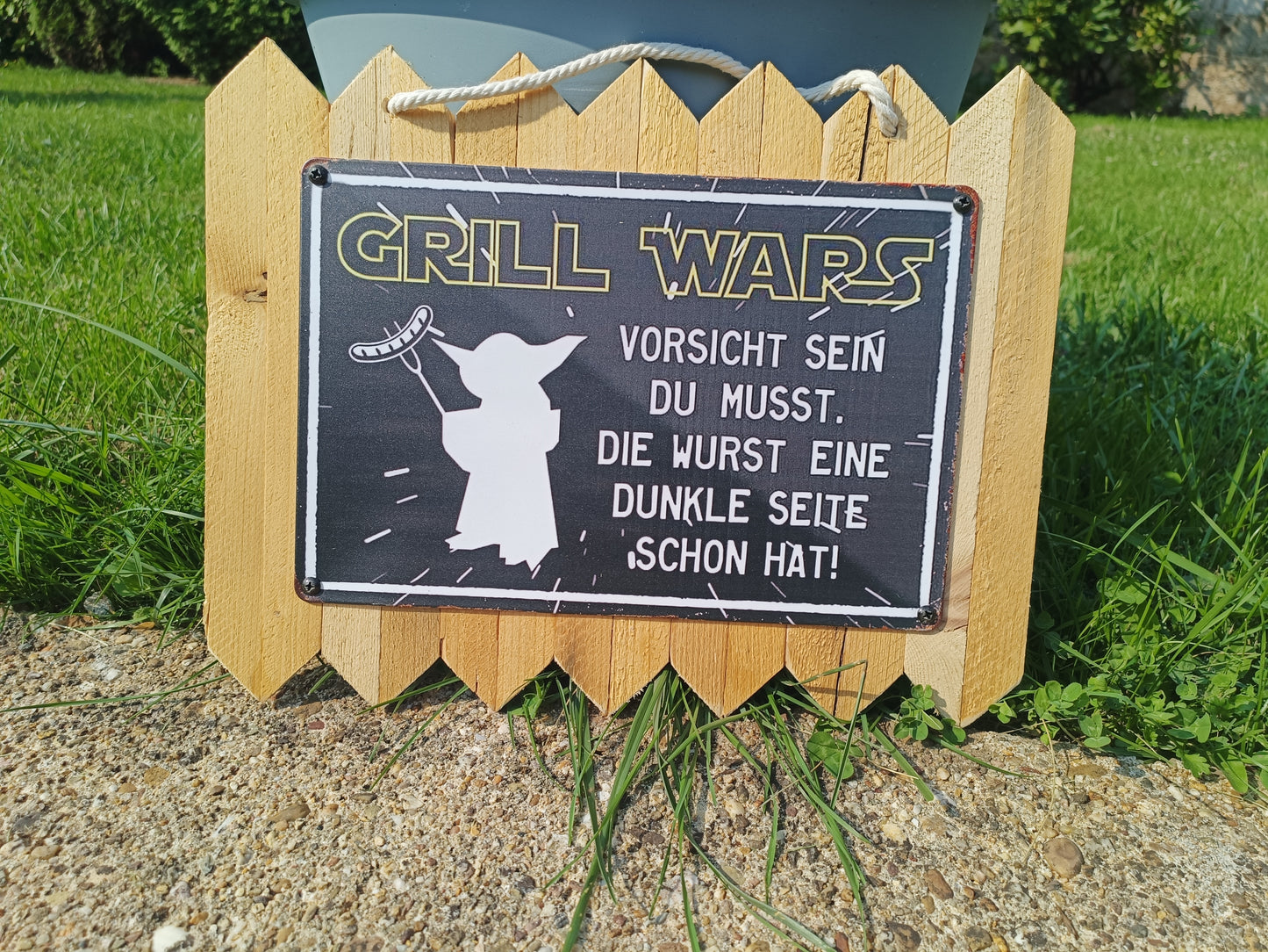 Metallschild auf Holz – „Grill Wars“ – Lustiges BBQ & Grill Deko-Schild