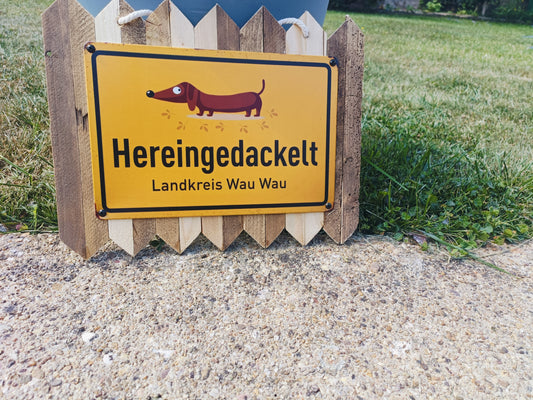 Blechschild  - Hereingedackelt, Landkreis Wau Wau, auf Altholz