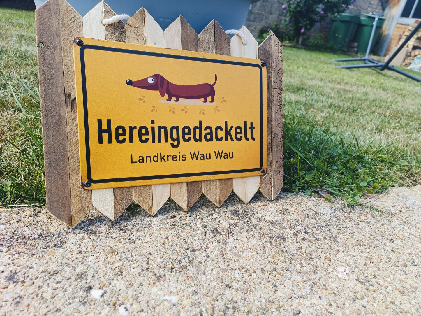 Blechschild  - Hereingedackelt, Landkreis Wau Wau, auf Altholz